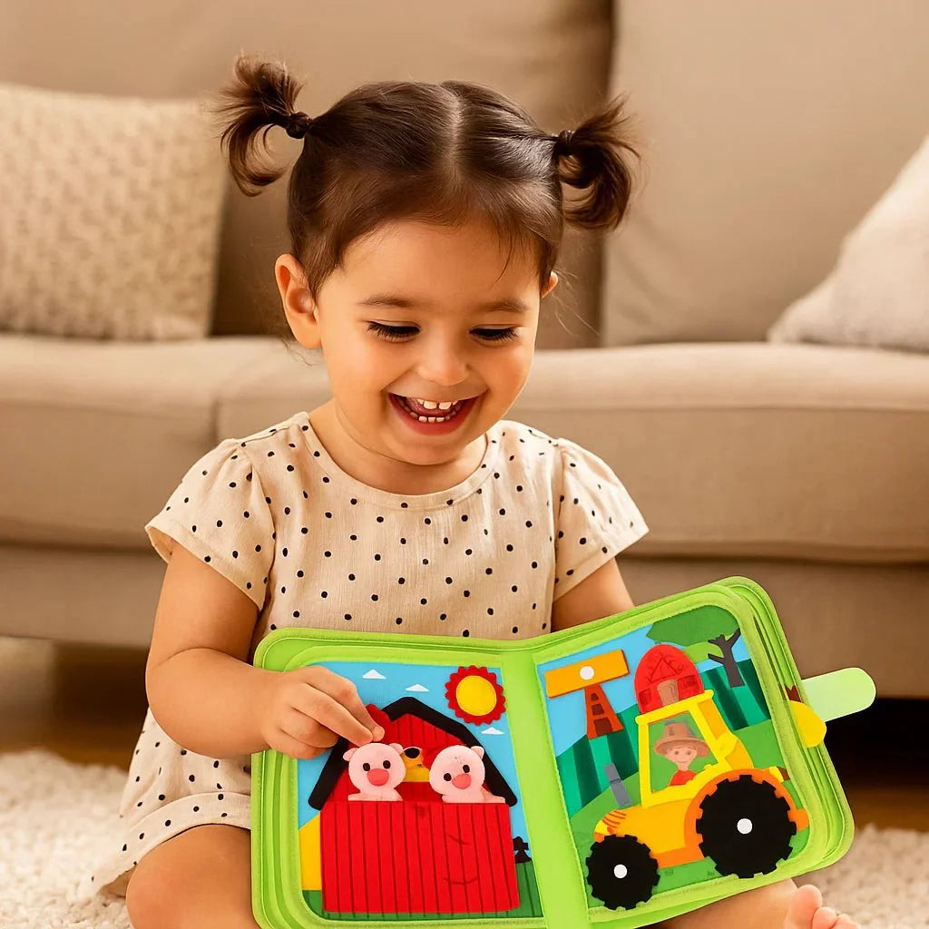 Niña pequeña manipulando las figuras de fieltro del libro de actividades de la granja