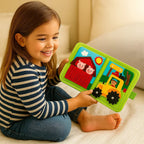 Niña sentada en el suelo jugando con las piezas de fieltro del libro de la granja abierto